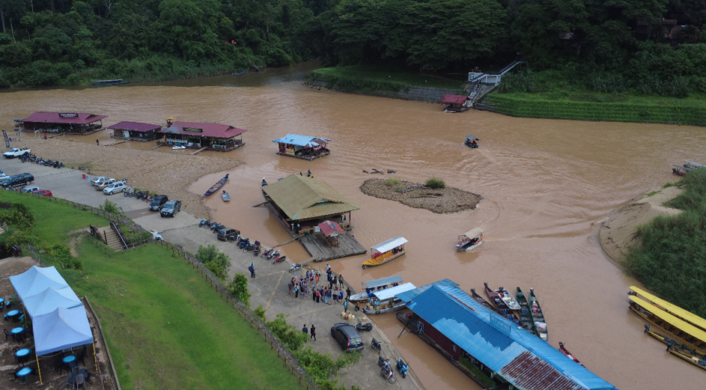 Guida al Taman Negara fiume drone